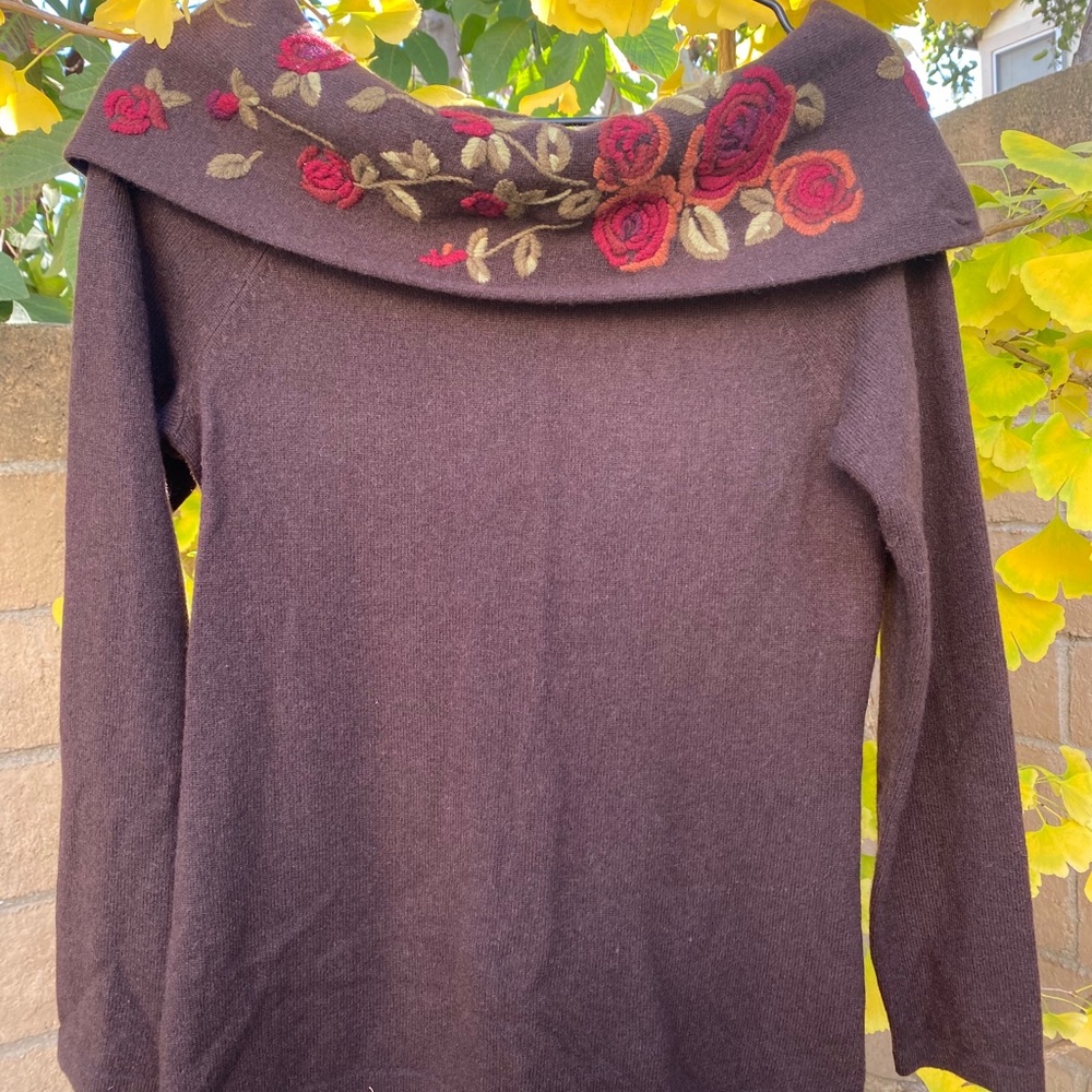CaShMeRe Off SHouLdEr BrOwN FLoRaL EmBroiDeReD Top